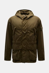 Stone Island Jacke 'Nylon Smerigliato Ghost Piece' oliv, frontale Nahaufnahme, Kapuze, vier Taschen, Kompass-Badge, wind- und wasserabweisend, Regular Fit