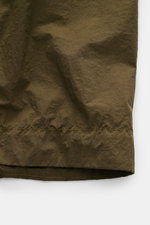 Stone Island Jacke 'Nylon Smerigliato Ghost Piece' oliv, Detailaufnahme der hochwertigen, wind- und wasserabweisenden Microfaser mit matter Oberfläche.