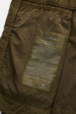 Stone Island Jacke 'Nylon Smerigliato Ghost Piece' oliv, Detailaufnahme innen mit Label, hochwertige Microfaser, stückgefärbt, wasserabweisend