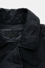 Nahaufnahme aus schräger Draufsicht auf den Kragen der Stone Island Jacke 'David-TC Ghost Piece' navy mit hochwertigem Microfaserstoff und Anti-Drop-Finish.