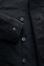 Stone Island Jacke 'David-TC Ghost Piece' navy aus der Nahaufnahme, zeigt Knöpfe mit Logo, weicher Microfaserstoff, Anti-Drop-Finish.