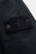 Stone Island Jacke 'David-TC Ghost Piece' navy, Detailaufnahme des tonalen Kompass-Badges aus Microfaser mit Anti-Drop-Finish.