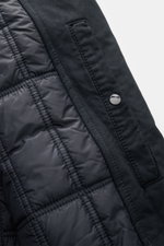 Nahaufnahme der Innenseite und Ärmelmanschette der Stone Island Jacke 'David-TC Ghost Piece' navy mit gestepptem Innenfutter und Knopfriegel.