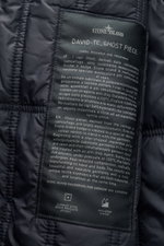 Nahaufnahme des Innenetiketts der Stone Island Jacke 'David-TC Ghost Piece' navy, zeigt gestepptes Innenfutter, Anti-Drop-Finish und Primaloft-Wattierung.