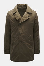 Stone Island Jacke 'David-TC Ghost Piece' oliv, frontal fotografiert, Slim Fit, Anti-Drop-Finish, variable Kragenform, tonales Badge, leichte Primaloft-Wattierung.