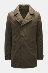 Stone Island Jacke 'David-TC Ghost Piece' oliv, frontal fotografiert, Slim Fit, Anti-Drop-Finish, variable Kragenform, tonales Badge, leichte Primaloft-Wattierung.