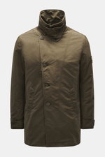 Stone Island Jacke 'David-TC Ghost Piece' oliv, leicht gefüttert, slim fit, Anti-Drop-Finish, schräg überlappende Knopfleiste, tonales Badge, Frontalaufnahme.