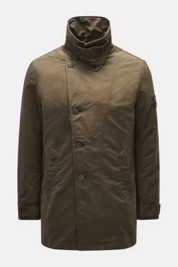 Stone Island Jacke 'David-TC Ghost Piece' oliv, leicht gefüttert, slim fit, Anti-Drop-Finish, schräg überlappende Knopfleiste, tonales Badge, Frontalaufnahme.