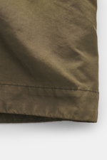 Nahaufnahme des olivfarbenen Stoffes der Stone Island Jacke 'David-TC Ghost Piece' mit Anti-Drop-Finish, gestepptem Innenfutter und leichter Wattierung.