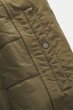 Nahaufnahme der Stone Island Jacke 'David-TC Ghost Piece' oliv, Fokus auf schräger Leistentasche und gesteppter Microfaser mit Anti-Drop-Finish.