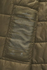 Nahaufnahme des Innenetiketts der Stone Island Jacke 'David-TC Ghost Piece' oliv, leichte Wattierung, Anti-Drop-Finish, gestepptes Innenfutter.