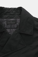 Nahaufnahme von Kragen und Innenfutter der Stone Island Jacke 'David-TC Ghost Piece' schwarz, leicht gefüttert, wind- und wasserabweisend.