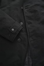 Stone Island Jacke 'David-TC Ghost Piece' schwarz in Nahaufnahme von vorne, zeigt Knopfleiste, Ärmel mit Druckknopf und weichen Microfaser-Stoff.