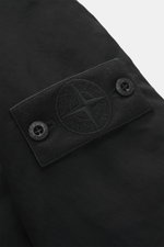 Alt-Tag (124 Zeichen): Nahaufnahme der tonalen Kompass-Badge an der Stone Island Jacke 'David-TC Ghost Piece' schwarz, hochwertige Microfaser.