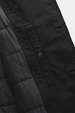 Nahaufnahme der schwarzen Stone Island Jacke 'David-TC Ghost Piece' mit Anti-Drop-Finish, gestepptem Innenfutter und schräger Knopfleiste.