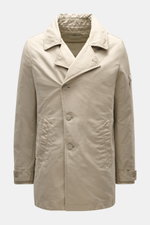 Stone Island Jacke 'David-TC Ghost Piece' sand, frontale Ansicht, leicht gefüttert, Slim Fit, Anti-Drop-Finish, tonales Badge, Umlegekragen, Leistentaschen.