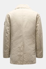 Rückansicht der Stone Island Jacke 'David-TC Ghost Piece' sand, leicht gefüttert, wind- und wasserabweisend, mit tonalem Badge am Ärmel.