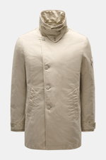 Stone Island Jacke 'David-TC Ghost Piece' sand, leicht gefüttert, Slim Fit, Anti-Drop-Finish, stehend fotografiert, tonales Badge am Ärmel.
