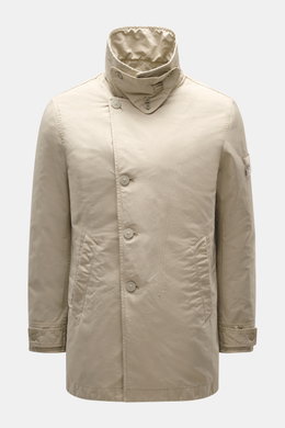 Stone Island Jacke 'David-TC Ghost Piece' sand, leicht gefüttert, Slim Fit, Anti-Drop-Finish, stehend fotografiert, tonales Badge am Ärmel.