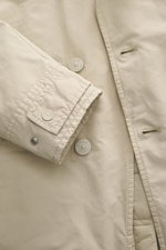Stone Island Jacke 'David-TC Ghost Piece' sand, Nahaufnahme von Ärmel und Knopfleiste, Microfaser mit Anti-Drop-Finish, gestepptes Innenfutter.