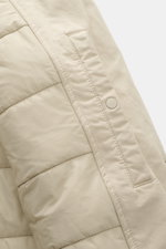 Stone Island Jacke 'David-TC Ghost Piece' sand, Detailaufnahme von schräg oben, Microfaser mit Anti-Drop-Finish, gesteppte Wattierung, Tasche.