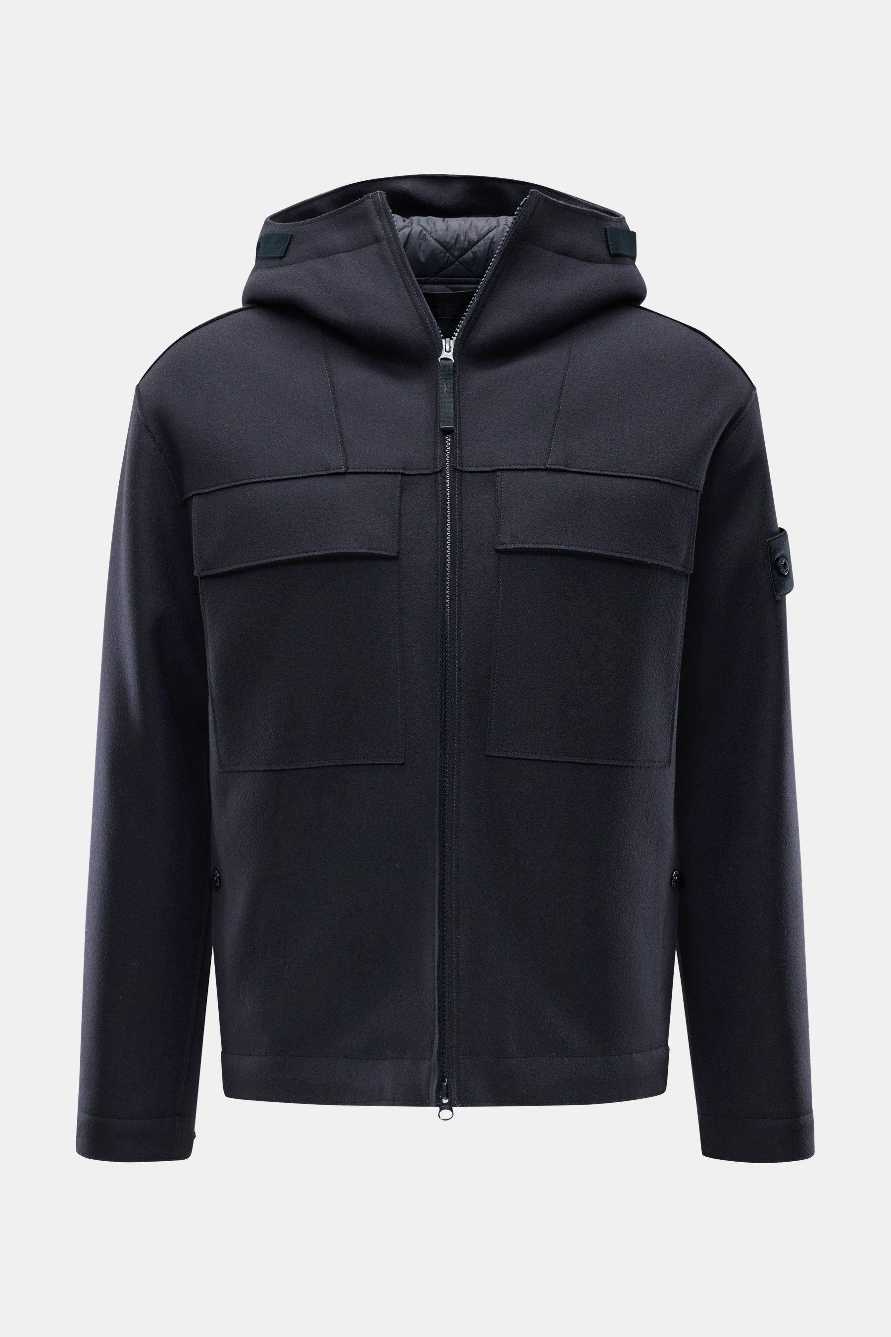 Stone Island Jacke 'Panno Ghost Piece' navy, frontal fotografiert, Mix aus Wolle und Microfaser, strukturierte Haptik, Slim Fit, Zwei-Wege-Reißverschluss, Brust- und Eingrifftaschen, Kapuze, tonales Kompass-Badge, Ärmel mit Druckknopf, regulierbare Saumwe