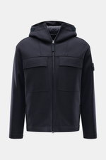 Stone Island Jacke 'Panno Ghost Piece' navy, frontal fotografiert, Mix aus Wolle und Microfaser, strukturierte Haptik, Slim Fit, Zwei-Wege-Reißverschluss, Brust- und Eingrifftaschen, Kapuze, tonales Kompass-Badge, Ärmel mit Druckknopf, regulierbare Saumwe