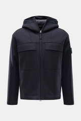 Stone Island Jacke 'Panno Ghost Piece' navy, frontal fotografiert, Mix aus Wolle und Microfaser, strukturierte Haptik, Slim Fit, Zwei-Wege-Reißverschluss, Brust- und Eingrifftaschen, Kapuze, tonales Kompass-Badge, Ärmel mit Druckknopf, regulierbare Saumwe