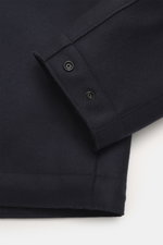 Nahaufnahme der Ärmelmanschette der Stone Island Jacke 'Panno Ghost Piece' navy, Mix aus Wolle und Microfaser, strukturierte Haptik, Slim Fit, Zwei-Wege-Reißverschluss, aufgesetzte Brusttaschen, Eingrifftaschen, Kapuze, tonales Kompass-Badge, Druckknopf-Ä