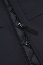 Nahaufnahme der Stone Island Jacke 'Panno Ghost Piece' navy mit Woll-Microfaser-Mix, Slim Fit, Zwei-Wege-Reißverschluss, Brust- und Eingrifftaschen, Kapuze, tonalem Kompass-Badge, Druckknopf-Ärmelabschlüssen und regulierbarer Saumweite.