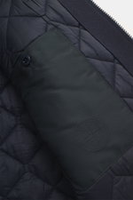 Nahaufnahme der Stone Island Jacke 'Panno Ghost Piece' navy von innen, Mix aus Wolle und Microfaser, strukturierte Haptik, Slim Fit, zwei-Wege-Reißverschluss, aufgesetzte Brusttaschen, Eingrifftaschen, Kapuze, tonales Kompass-Badge, Ärmelabschlüsse mit Dr