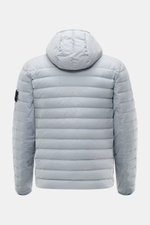 Stone Island Daunenjacke 'Seamless Tunnel Nylon Down-TC' rauchblau shown from the back with hood, horizontal quilting, and arm compass badge. <p>Die Jacke 'Seamless Tunnel Nylon Down-TC' von STONE ISLAND überzeugt mit innovativer Verarbeitung, leichter Da