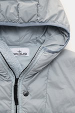 Stone Island Daunenjacke 'Seamless Tunnel Nylon Down-TC' rauchblau shown from above, highlighting hood, zipper, and fabric details.

<p>Die Jacke 'Seamless Tunnel Nylon Down-TC' von STONE ISLAND überzeugt mit innovativer Verarbeitung, leichter Daunenfül