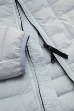 Stone Island Daunenjacke 'Seamless Tunnel Nylon Down-TC' rauchblau close-up from above showing zipper, elastic cuff, and padded microfiber fabric. <p>Die Jacke 'Seamless Tunnel Nylon Down-TC' von STONE ISLAND überzeugt mit innovativer Verarbeitung, leicht