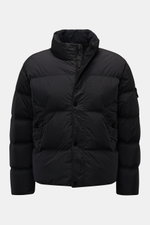 alt="Stone Island Daunenjacke 'Garment Dyed Crinkle Reps NY' schwarz, frontal von oben fotografiert, mit hochschließendem Stehkragen, wind- und wasserabweisender Microfaser, Daunenfüllung, Kompass-Badge am Ärmel und Regular Fit