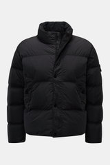 alt="Stone Island Daunenjacke 'Garment Dyed Crinkle Reps NY' schwarz, frontal von oben fotografiert, mit hochschließendem Stehkragen, wind- und wasserabweisender Microfaser, Daunenfüllung, Kompass-Badge am Ärmel und Regular Fit