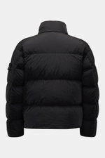 Stone Island Daunenjacke 'Garment Dyed Crinkle Reps NY' schwarz, Rückansicht, hochwertige Microfaser, Daunenfüllung, wasserabweisend, Kompass-Badge am Ärmel.