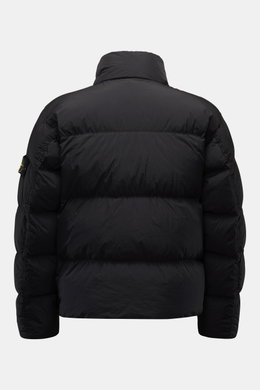 Stone Island Daunenjacke 'Garment Dyed Crinkle Reps NY' schwarz, Rückansicht, hochwertige Microfaser, Daunenfüllung, wasserabweisend, Kompass-Badge am Ärmel.