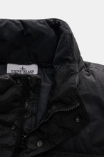 Stone Island Daunenjacke 'Garment Dyed Crinkle Reps NY' schwarz, Detailaufnahme Kragen und Reißverschluss, hochwertige Microfaser, wasserabweisend, wärmend.