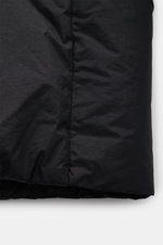 Stone Island Daunenjacke 'Garment Dyed Crinkle Reps NY' schwarz im Detail, Nahaufnahme der beschichteten, crinkle-optik Mikrofasern, von vorne.
