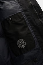 Innenansicht der Stone Island Daunenjacke 'Garment Dyed Crinkle Reps NY' schwarz, Detailaufnahme mit Innentasche, Kompass-Logo und Reißverschluss.