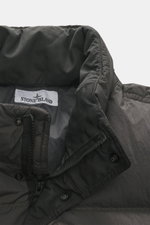 Close-up front view of Stone Island Down jacket 'Garment Dyed Crinkle Reps NY' grey green collar, showing zip, snap buttons, and label.

Innovative coated material in a signature garment-dyed look meets modern outdoor style in the down jacket 'Garment Dye
