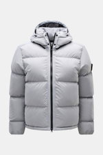 Stone Island Daunenjacke 'Matt Ripstop Cordura' rauchblau, frontale Nahaufnahme, wasserabweisend, Daunenfüllung, Kapuze, Kompass-Badge, Slim Fit.
