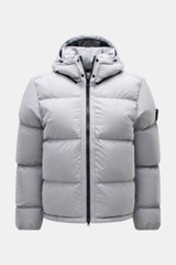 Stone Island Daunenjacke 'Matt Ripstop Cordura' rauchblau, frontale Nahaufnahme, wasserabweisend, Daunenfüllung, Kapuze, Kompass-Badge, Slim Fit.