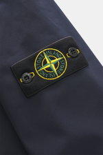 Close-up front-angle view of the Stone Island Softshell Blouson 'Light Soft Shell-R e.dye Technology' navy jacket featuring the compass badge on elastic microfiber fabric.

Detailed description: <p>Whether for sporting activities or as a casual all-rounde
