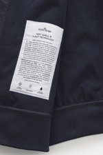 Close-up shot from the inside of the Stone Island Softshell Blouson 'Light Soft Shell-R e.dye Technology' navy showing the white care label on navy fleece fabric and ribbed cuffs. Whether for sporting activities or as a casual all-rounder, you can always 