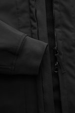 Nahaufnahme des Stone Island Softshell-Blouson 'Light Soft Shell-R e.dye Technology' schwarz von vorne, mit elastischem Microfaser-Rippbündchen, robustem Zwei-Wege-Reißverschluss und wind- sowie wasserabweisendem Material.