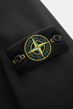 Stone Island Softshell-Blouson 'Light Soft Shell-R e.dye Technology' schwarz, Detailansicht des Kompass-Badges, wind- und wasserabweisend, Slim Fit.