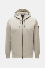 Stone Island Softshell-Blouson 'Light Soft Shell-R e.dye Technology' sand, frontal, wind- und wasserabweisend, Kapuze, Zwei-Wege-Reißverschluss, Slim Fit, elastische Microfaser, Mesh-Futter, Rippbündchen, Kompass-Badge.