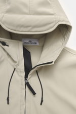 Stone Island Softshell-Blouson 'Light Soft Shell-R e.dye Technology' sand, Detailansicht Kapuze mit Tunnelzug, elastische Microfaser, wind- und wasserabweisend.